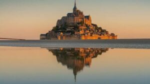 Mont-Saint-Michel získal po více než 13 stoletích první kanonické stanovy