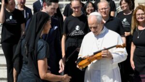 Mozartovy housle v rukou papeže a výjimečný koncert ve Vatikánu