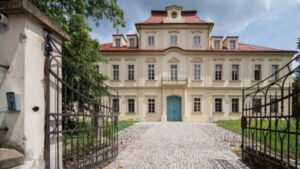 Kněžský Domov sv. Václava ve Staré Boleslavi slavnostně požehná pražský arcibiskup Stanislav Přibyl