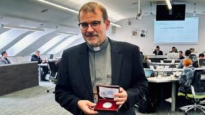 Biskup Tomáš Holub převzal plaketu Bohumila Kulhánka