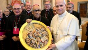 V Peru vzniká téměř čtrnáctimetrová socha papeže Lva XIV.