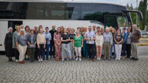 Poutníci s biskupem Martinem Davidem putují po stopách sv. Františka