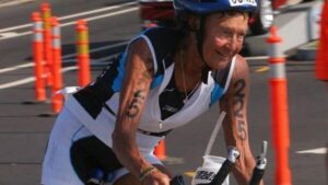 Iron Nun: Řeholnice, která začala běhat ve 48 letech a stala se legendou triatlonu