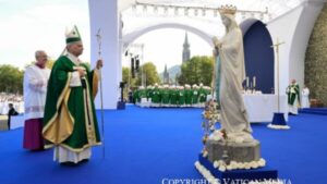 Anděl Páně v Lurdách: Lev XIV. vyzval k modlitbě růžence za mír