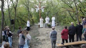 Obnovený Pacherův kříž u Mokré byl o víkendu slavnostně požehnán