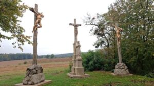 Křížová cesta v Kvasicích je obnovena. Čeká ji slavnostní otevření a požehnání